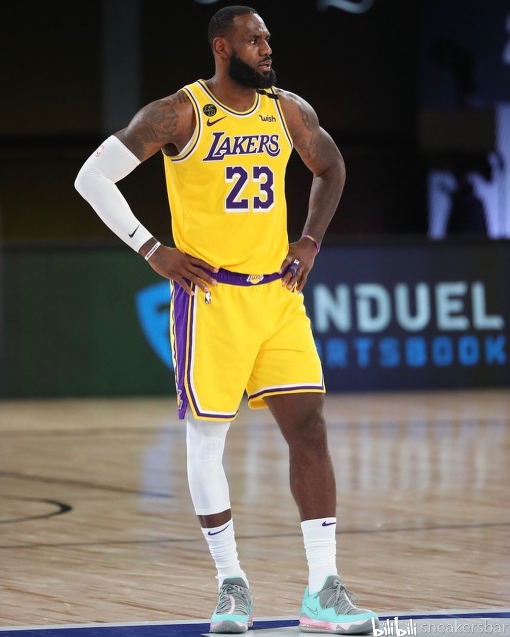 精华眼部护理液海报设计_新品眼霜海报设计公司